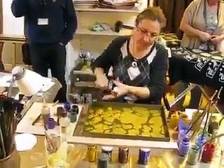 سيدة تبهر الجميع بطريقة رسمها على المياه بتمكن رهيب