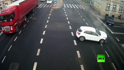 فيديو عامود إنارة ينقذ امرأة في بولندا من حادث كبير!