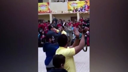 مدير مدرسة يرقص على الأغاني الشعبية وسط الطلاب