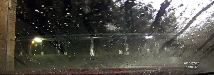 فيديو مثير لرجل حاولوا سرقة سيارته منه فشاهدوا ماذا فعل!