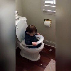 فيديو طفل يسترخي في مكان لن يخطر ببالك