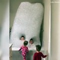 بالفيديو هذا ما يحدث عندما يكون الأب مسؤول عن وقت استحمام أطفاله
