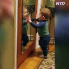 فيديو رد فعل طفل يرى نفسه على المرآة أول مرة