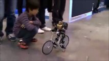 فيديو طفل ياباني يقوم بابتكار إنسان آلي يقود دراجة في الصف الابتدائي
