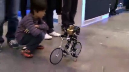 فيديو طفل ياباني يقوم بابتكار إنسان آلي يقود دراجة في الصف الابتدائي