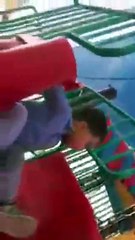 رد فعل مذهل لطفل كان يلعب وسمع صوت الأذان