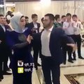 فيديو عروسان يرقصان بطريقة غريبة في حفل خطوبتهما على أغنية عراقية