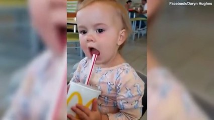 شاهد.. رد فعل كوميدي لطفلة عند تناولها مشروب "الكوكاكولا" لأول مرة