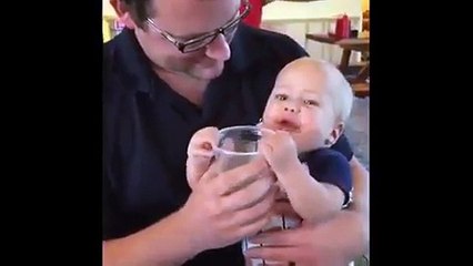 فيديو رد فعل طفل اعتاد شرب الحليب ويتذوق الماء لأول مرة