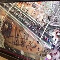 فيديو مروع: خلل مفاجىء في السلالم المتحركة يؤدي لسقوط وإصابة العشرات!