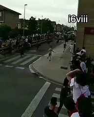 شاب يبقى على قيد الحياة بعد أن هاجمه أكثر من 6 ثيران