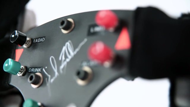 فيديو تطور عجلات قيادة سيارات الفورمولا1 منذ 1957 وحتى 2014