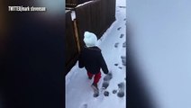 فيديو.. طفل يخطو أولى خطواته على الثلوج.. وعفويته تلامس القلب