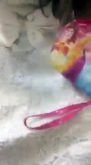 فيديو طريف طفلة كويتية تحسب عيديتها وشقيقها يمازحها ويحاول إزعاجها