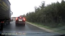 فيديو لا تحاول أن تتجاوز السيارات من جهة اليمين! هذا ما سيحدث
