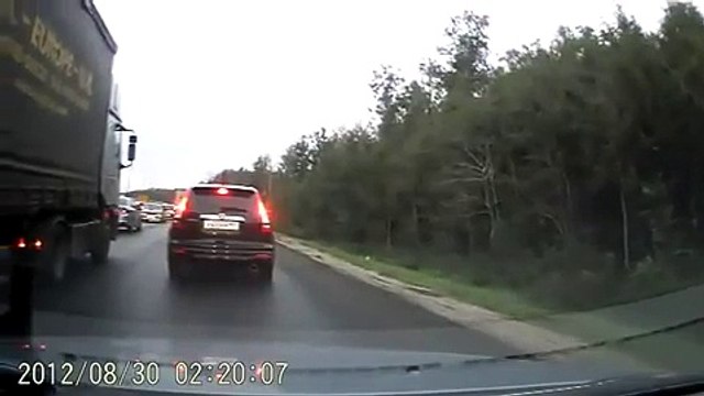 فيديو لا تحاول أن تتجاوز السيارات من جهة اليمين! هذا ما سيحدث