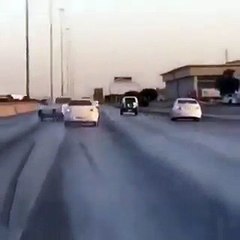 فيديو عناد بين سائقين على الطريق ينتهي بحادث في السعودية