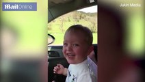 فيديو كوميدي.. طفل رضيع يصاب بنوبة ضحك هستيرية بسبب 