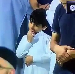 فيديو براءة طفل مصري يتفحص "عيديته" خلال صلاة العيد في الحرم المكي