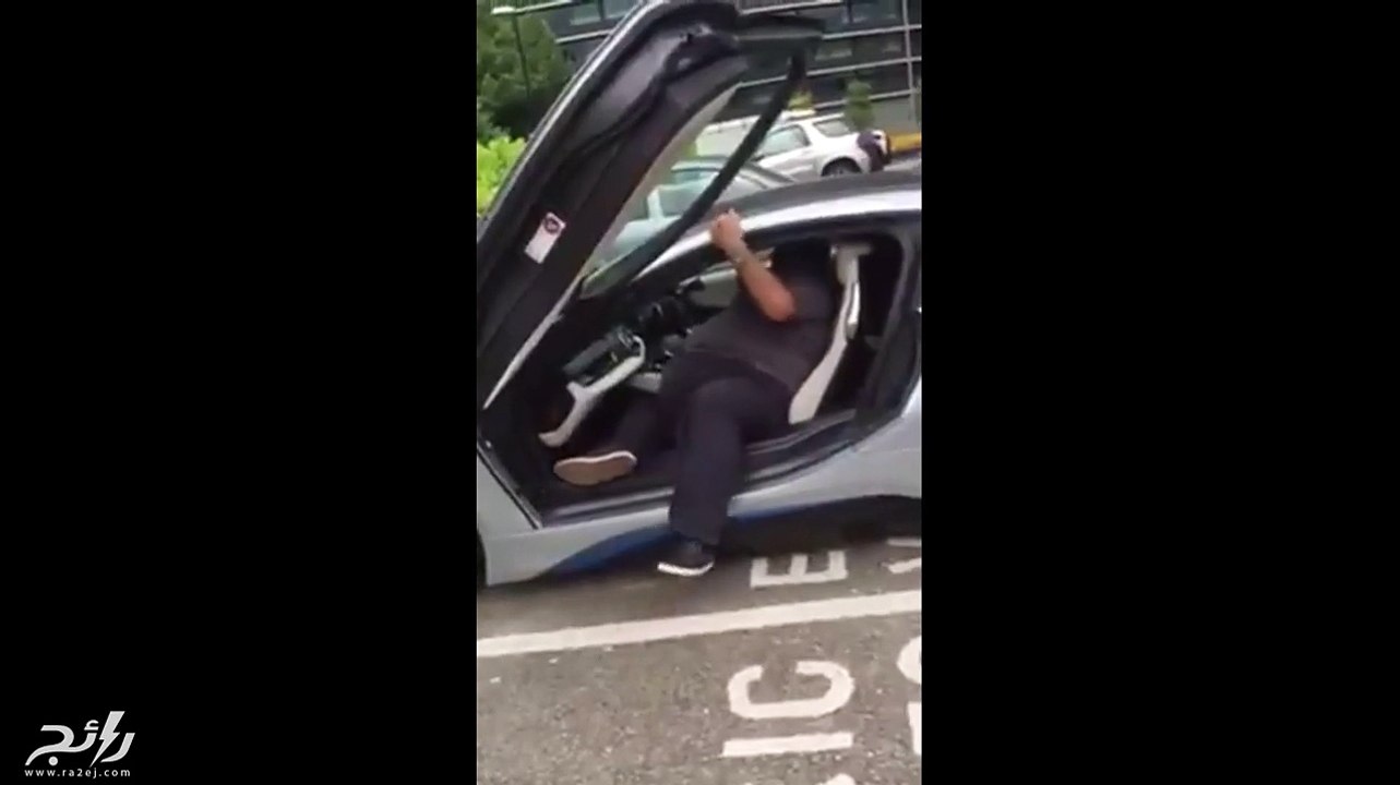 أبطأ، أصعب وأسوأ خروج من السيارة يمكن أن تراه في حياتك!