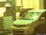 فيديو امرأة تغسل زجاج سيارتها الأمامي بالبنزين والعامل يجن جنونه!
