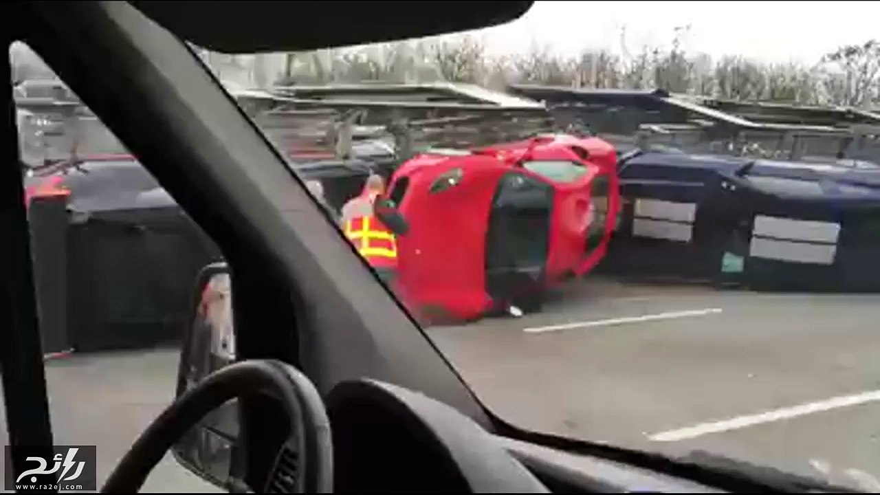 مقطع لا تراه في حياتك العادية...انقلاب شاحنة حمل سيارات!