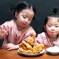 فيديو طفلتين تأكلان الدجاج المقرمش بطريقة شهية جداً
