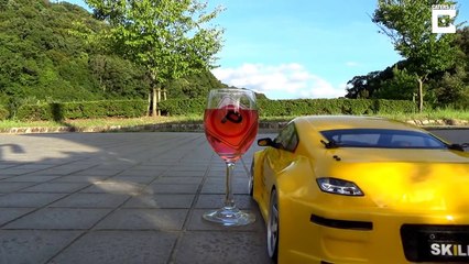 رجل يتحكم في سيارة صغيرة بشكل مبهر.. فيديو ممتع جداً