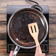 فيديو: كيف تتخلصين من الأوساخ في أواني المطبخ بسهولة دون خدشها