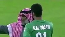 بالفيديو حارس مرمى قطري يقبل قدم والده أمام الجماهير