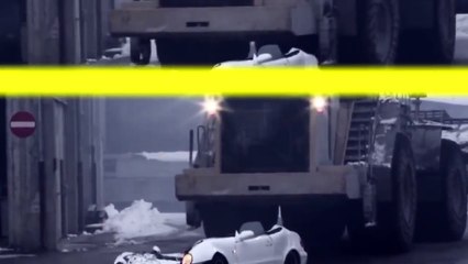 فيديو آلية إنشاء عملاقة تدمر مرسيدس بنز CLK بطريقة محزنة