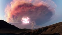 فيديو مرعب لحدوث عاصفة رعدية فوق بركان نشط
