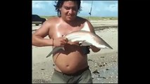 بالفيديو سمكة قرش تنتقم من الصياد بطريقة غير متوقعة