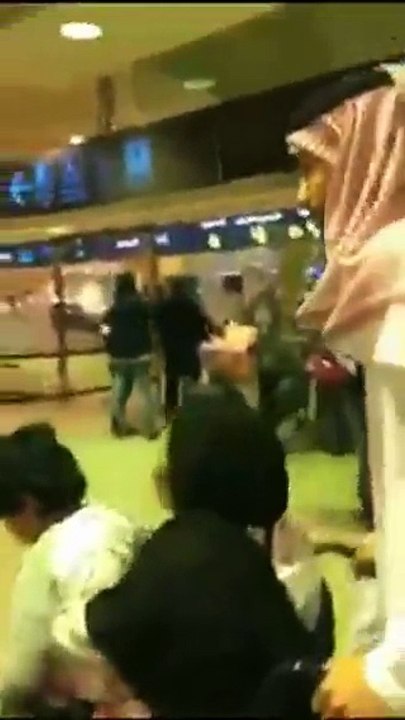 عائلة سعودية تودع خادمتها في مشهد مؤثر للغاية
