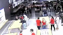 بالفيديو: سطو مسلح على متجر 