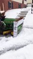 أمريكي يزيل الثلج من أمام منزله بطريقة غريبة جداً