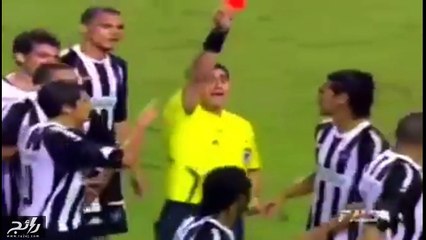 شاهد رد فعل لاعبي كرة قدم عند حصولهم  على الكرت الأحمر