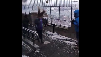 فتاة تتعرض لموقف محرج بسبب "شعرها".. شاهد ما حدث لها!