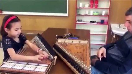 فيديو طفلة  تعزف على القانون أغنية لأم كلثوم بمنتهى الروعة