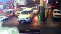 فيديو شاب ينقذ أمه بعد احتراق سيارته داخل محطة وقود