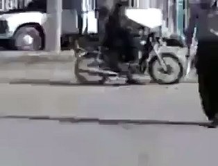 فيديو شاب يقطع الطريق على عكازات أثناء قدوم سيارة مسرعة..شاهدوا ما حصل