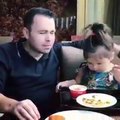 فيديو طفلة تونسية تصر على إطعام والدها: ألطف شيء ستشاهدونه اليوم!