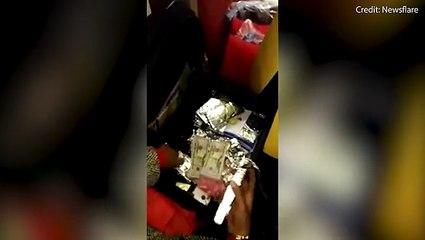 فيديو.. مضيفة طيران حاولت تهريب مبلغ 500 ألف دولار فكان هذا مصيرها!