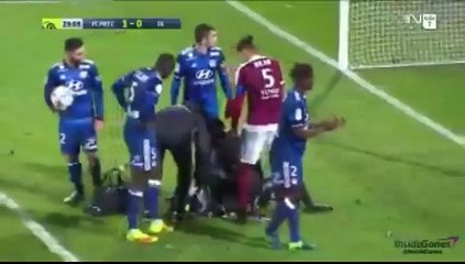 لاعب كرة قدم يتوفى بسبب هدف.. مشهد مؤثر للغاية