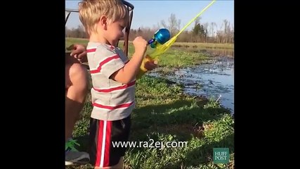 بالفيديو لن تصدق ماذا اصطاد هذا الطفل!