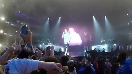 فيديو معجب يركل جاستن بيبر بحذائه على المسرح لرفضه غناء Despacito