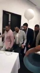 فيديو مجموعة من الشباب يدبكون على الحائط