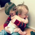 فيديو يذوب القلوب لأخ يحضن أخوه الرضيع بطريقة حنونة