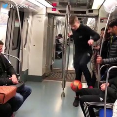 فتاة تستعرض مهاراتها في كرة القدم بشكل مثير للإعجاب.. شاهد الفيديو!