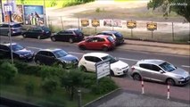 شاهد بالفيديو.. محاولات ركن سيارة تنتهي بشكل غير متوقع إطلاقاً